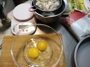 准备好全部食材，生蚝冲洗干净后沥水备用。