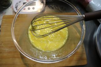 鸡蛋磕入大碗内打散。