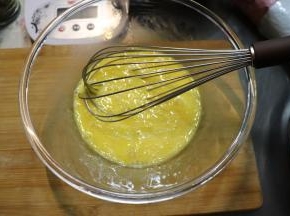 鸡蛋磕入大碗内打散。