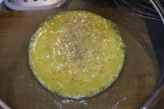 加入白胡椒粉。（现磨的白胡椒粉最佳)