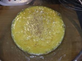 加入白胡椒粉。（现磨的白胡椒粉最佳)