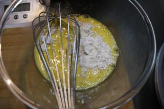 加入少许红薯淀粉，搅拌均匀后静置备用。