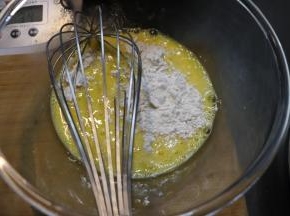 加入少许红薯淀粉，搅拌均匀后静置备用。