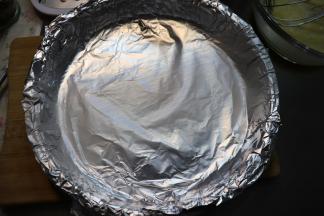 取出一个烤盘，用锡纸包好。