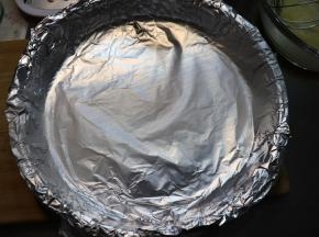 取出一个烤盘，用锡纸包好。