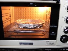 放入200度预热好的烤箱，烤制10分钟。