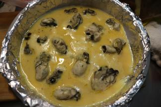 然后取出烤盘，倒入准备好的蛋液。