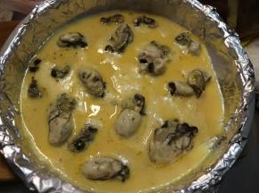 然后取出烤盘，倒入准备好的蛋液。