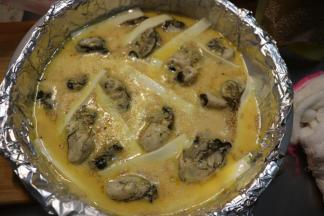 缝隙处摆上芝士条，再撒上一点芝士粉。（芝士片可以切条，也直接直接撕碎。）