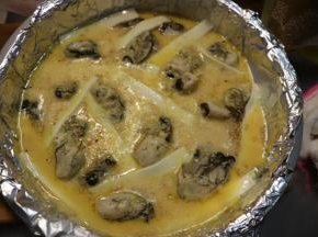 缝隙处摆上芝士条，再撒上一点芝士粉。（芝士片可以切条，也直接直接撕碎。）