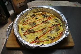 在表面点缀下番茄酱、蛋黄酱，我们烤箱版的蚝烙就完成了。