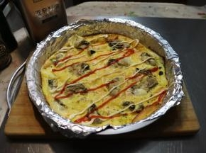 在表面点缀下番茄酱、蛋黄酱，我们烤箱版的蚝烙就完成了。