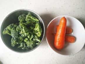 将西兰花和胡萝卜清洗干净