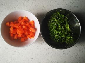 将西兰花切末，胡萝卜切丁