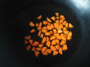 将胡萝卜煮熟，捞出