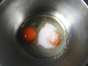 将白糖、盐和玉米油加入鸡蛋中