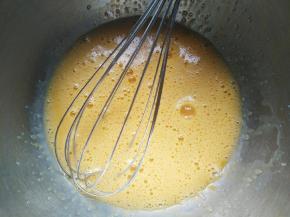 用手动打蛋器搅拌均匀