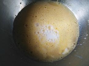 加入牛奶，搅拌均匀