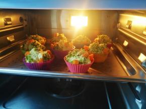 启动蒸箱面食程序，到达指定温度后放入面包蒸15分钟，即可取出，如果用蒸锅，等水开后放入面包，蒸15分钟，关火后立即出锅