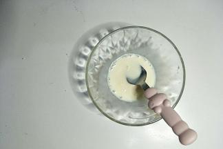 炼乳加入牛奶中搅拌均匀