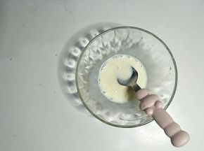 炼乳加入牛奶中搅拌均匀