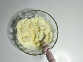 加入奶粉搅拌均匀