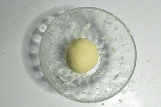 带一次性手套揉成奶粉团