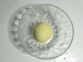 带一次性手套揉成奶粉团