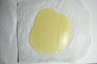 把奶粉团擀成厚度为2mm左右的薄饼