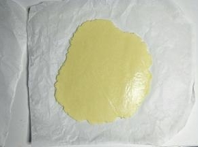 把奶粉团擀成厚度为2mm左右的薄饼