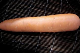 胡萝卜洗净上锅蒸熟