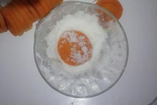 两面都粘上白砂糖