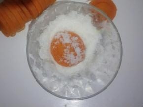两面都粘上白砂糖