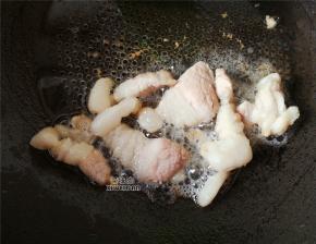 首先热锅倒入适量的油，把带皮带肉的先放入煸炒出油脂。