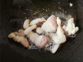 首先热锅倒入适量的油，把带皮带肉的先放入煸炒出油脂。