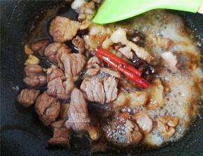 把八角、桂皮放入翻炒下，倒入适量的料酒跟五花肉翻炒，再把盐和生抽倒入继续翻炒。