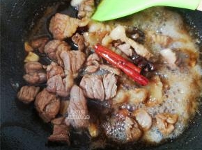 把八角、桂皮放入翻炒下，倒入适量的料酒跟五花肉翻炒，再把盐和生抽倒入继续翻炒。