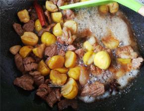 这时香气十足，把去壳去皮，切半的板栗倒入跟五花肉翻炒下。