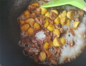 接着倒入白砂糖均匀翻炒下，锅中食材已经特别香了。