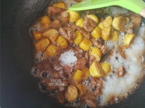 接着倒入白砂糖均匀翻炒下，锅中食材已经特别香了。