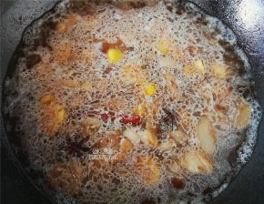 最后倒入适量的清水，大火炖煮，沸腾后差不多就小火收汁，用筷子可戳下板栗是否已经熟透，收好汁就可以装盘食用了。