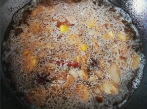 最后倒入适量的清水，大火炖煮，沸腾后差不多就小火收汁，用筷子可戳下板栗是否已经熟透，收好汁就可以装盘食用了。