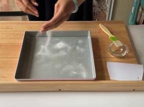 烤盘底部刷上橄榄油，撒上一层细砂糖。