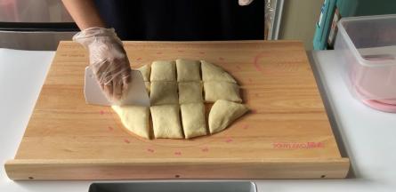 将面团分割成60g/个 12份