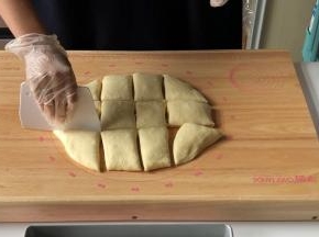 将面团分割成60g/个 12份