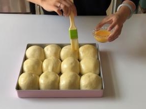 发酵好的面团表面刷上已提前过滤的全蛋液