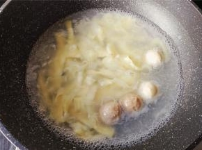 煮一锅沸水，把切好的馄饨皮抖散，撒入锅中，这时候也可以放入几个鱼丸一起煮，馄饨皮煮软煮熟后捞起放盘中。