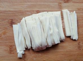 先把馄饨皮切成均匀的条状，也不能切的太细，不然煮的时候成糊了。