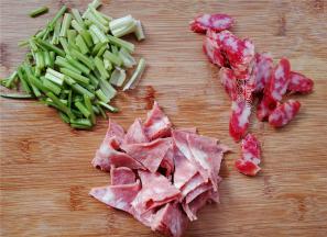 制作料头：把芹菜切小段，腊肠切片，培根切三角片备用。