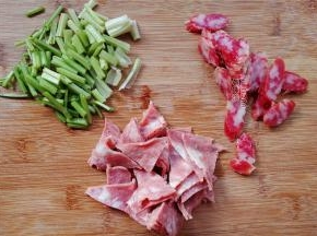 制作料头：把芹菜切小段，腊肠切片，培根切三角片备用。